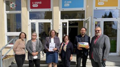 Bild: stn
Dolmetscherin und Koordinatorin Anna Sudova (von links), ehemalige Konrektorin und Dolmetscherin Maria Zemanova, Kordinatorin Silke Forster, Konrektorin Christa Walbrunn, MGR Daniel Koblen und Rektor Gerhard Steiner feiern die Partnerschaft.