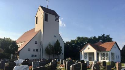 Bild: upl
Der Friedhof in Trisching wird neu gestaltet. Besonders im Fokus: Der Bereich um das Leichenhaus (rechts).