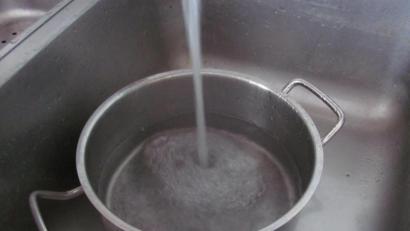 Bild: sei
Erst in den Topf, dann in den Mund: In den Ortsteilen Holzhammer und Neuersdorf der Stadt Schnaittenbach muss das Wasser vor dem Verwenden abgekocht werden. In einer Probe wurden Bakterien festgestellt.