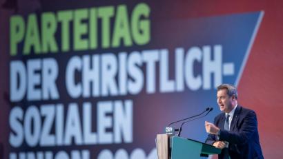 Bild: Daniel Karmann/dpa
Markus Söder, CSU-Parteivorsitzender und Ministerpräsident von Bayern, spricht auf dem Parteitag in Nürnberg.