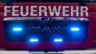 Bild: Alexander Unger
Die Feuerwehr löschte einen brennenden Altkleidercontainer in der Schulstraße in Marktredwitz.