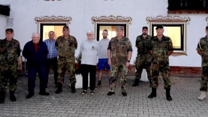Bild: ds
Gewählte und Gäste bei der Reservistenkameradschaft Holnstein und Umgebung: (von links) Gerhard Lindthaler (stellvertretender Kreisvorsitzender Reservistenverband), Manfred Titze (Dritter Vorsitzender), Ernst Binder (Kassenwart), Zweiter Bürgermeister Christian Sperber, Werner Übelacker (Zweiter Vorsitzender), Ingrid Ganswind (Kreisdelegierte), Michael Übelacker (Schriftführer), der neue Vorsitzende Oliver Herbst, Magnus Zelt (Patenkompanie), Werner Gebhard (stellvertretender Landesvorsitzender Reservistenverband), Jochen Töfflinger (Patenkompanie).
