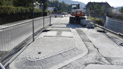 Bild: Petra Hartl
Die neu errichtete Verkehrsinsel dient künftig Fußgängern auf Höhe der St.-Anna-Apotheke als Querungshilfe über die B14.