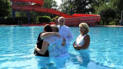 Bild: ubb
Die etwas andere Taufe im Nichtschwimmer-Becken: Susi Bittner (links), die Pastor Gerhard Röttger (Mitte) beim Taufakt unterstützt hat, gratulierte Kerstin Gerber mit einer herzlichen Umarmung. Angelika Würner durfte sich derweil auf ihre Taufe freuen.