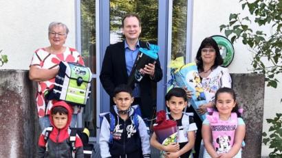 Bild: hai
Dolores Longares-Bäumler, Bürgermeister Christian Porsch und Heidi Lauterbach (hinten von rechts) übergaben die ersten Schultaschen und -tüten an Mohammad, Chuder, Mohammad und Sabinas (vorne von links).