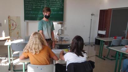 Bild: StDin Beyer/exb
Jan wiederholt mit seiner Gruppe Lateinvokabeln und Grammatik.