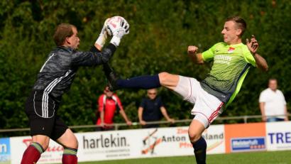 Bild: ham
Grafenwöhrs Torwart René Wächter (links) ist in dieser Szene schneller als der Pfreimder Maximilian Herzog. Das Spitzenspiel zwischen der SpVgg Pfreimd und der SV Grafenwöhr endete 2:2.