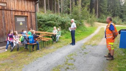Bild: öt
Mit viel Eifer informierten sich die Kinder vor dem 1951 errichteten Brunnenhaus über die Trinkwasseranlage Neusorg. Wasserwart Norbert Schwarz (von rechts) und Neusorgs Bürgermeister Peter König brachten ihnen wissenswerte Eckdaten näher.
