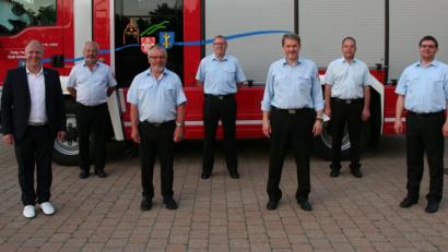 Bild: wfw
Stefan Reindl (Dritter von rechts) verließ die Dienstversammlung der Feuerwehr Schnaittenbach als frisch ernannter Brandmeister und neu gewählter stellvertretender Kommandant. Ihm gratulierten (von links) Bürgermeister Marcus Eichenmüller, Kreisbrandrat Fredi Weiß, der bisherige Kommandanten-Vize Karl Hottner, Kreisbrandinspektor Martin Schmid sowie Kreisbrandmeister Marco Weiß und Kommandant Michael Werner.
