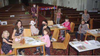 Bild: wro
Unterstützt wurde Ewald Oppl (hinten links) von Julia Oppl, Katrin Thoma und Monika Oppl. Zudem wirkten Christine Hausknecht und Claus Korb beim Ferienprogramm in der Kirche mit.