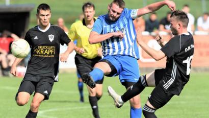 Bild: Büttner, Gerhard
Tremmersdorfs Kapitän und Doppel-Torschütze Patrick Dittner (Mitte) spielt den Ball vor Niklas Aha (rechts, DJK Weiden). Der FC entschied das Spitzenspiel der Kreisliga Nord mit 3:1 für sich.