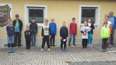 Bild: Max Bindl/exb
Die Teilnehmer des Modernen Fünfkampfs zusammen mit dem Schützen-Vorsitzenden Martin Dietz (Zweiter von links) und dessen Helferteam.