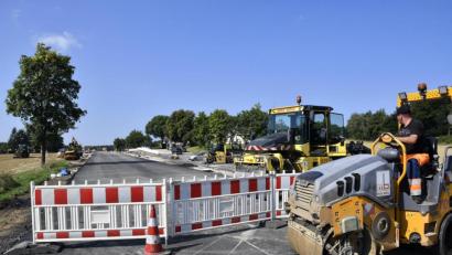 Bild: Petra Hartl
Die letzten Arbeiten laufen auf Hochtouren: Der Streckenabschnitt der B14 zwischen Sulzbach und Kauerhof wird zum Schulbeginn wieder geöffnet.