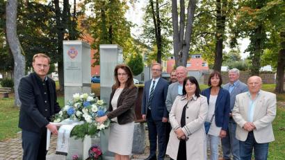 Bild: lg
Tobias Ehrenfried (von links) und Martina Engelhardt-Kopf bei der Kranzniederlegung sowie MdL Alexander Flierl, Martin Zimmermann, Peter Wunder (Kreisverband Außen- und Sicherheitspolitik), stellvertretende Landrätin Birgt Höcherl und weitere Teilnehmer.