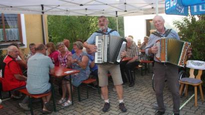 Bild: wro
Für Musik und Stimmung an der Freifläche des Feuerwehrhauses sorgten Bernhard Bienert aus Trevesen und Karl-Heinz Wegmann aus Weihermühle (von links).
