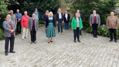 Bild: swo
Die geehrten Geburtstagsjubilare beim Ständchen-Marathon mit Chefdirigent Gerhard Böller links und Blasmusik-Vorsitzenden Simon Lösch (2.v. r.) sowie Bürgermeister Peter Dotzler (rechts)