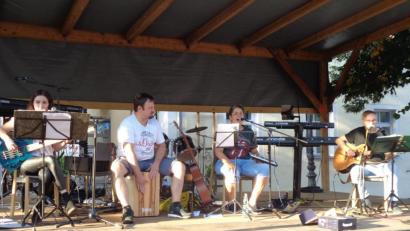 Bild: amö
Susi, Siggi, Johanna und Hutzi (von links) begeisterten die Zuhörer bei ihrem Konzert auf dem Marktplatz.