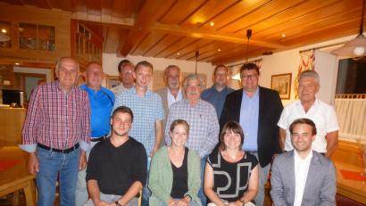 Bild: bk
Die Führungsriege um Vorsitzenden Thomas Schönberger (Zweiter von rechts) erweitern Silke Bauer (vorne, Zweite von links) und Georg Leo Tafelmeyer (hinten, Dritter von rechts). Dazu gratulieren Bürgermeister Ludwig Biller (hinten, Fünfter von links) und Severin Hirmer sowie Nicole Presche (vorne von rechts) für CSU und FU Weiherhammer.