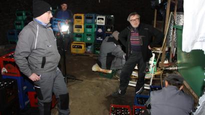 Bild: ui
Aus den vom Markt geschaffenen Stromanschlüssen bei den Kellern am Schlossberg dürfen die Eslarner kurzzeitig Strom für Baustrahler wie hier beim Abfüllen der Hausbrauer nutzen.