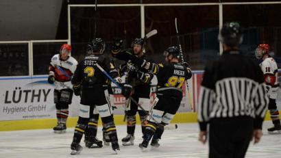 Bild: brü
Erstes Vorbereitungsspiel des ERSC Amberg am Sonntagabend: Die Spieler jubeln nach dem 4:2-Sieg gegen Vilshofen.