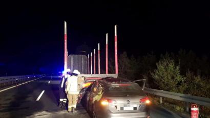 Bild: Feuerwehr Wiesau/exb
Unwahrscheinliches Glück hatte der Autofahrer, der diesen Zusammenstoß mit einem Lastwagen fast unverletzt überlebte.