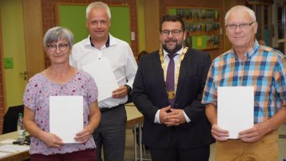 Bild: bkr
An Maria Frauenholz, Roman Melzner (von links) und Josef Prechtl überreichte Bürgermeister Thomas Kaufmann (von rechts) die Dankurkunden.