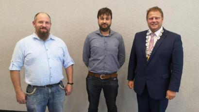 Bild: lnz
Matthias Weiß (Mitte) löste Josef Doß (links) als Ortssprecher in Großbüchlberg ab. Bürgermeister Stefan Grillmeier gratulierte Weiß zur Wahl und dankte Doß für dessen Verdienste.