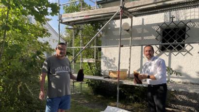 Bild: wku
Imker Albert Sterk (links) und Pfarrer Stefan Fischer halten Bienenwaben in der Hand, die sie in der Kirche gefunden haben.
