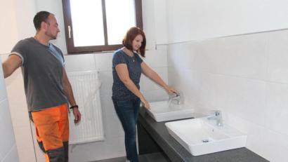 Bild: pi
"Es läuft", freut sich Bürgermeisterin Marina Hirnet. Das gilt nicht nur für das Wasser aus den Waschbecken, sondern für das von Tobias Dunkl koordinierte Gesamtprojekt.