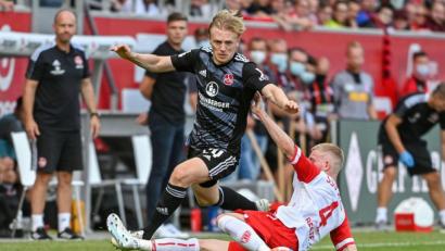 Bild: Armin Weigel
Voller Einsatz: Jahns Jan-Niklas Beste (rechts) grätscht hier gegen Nürnbergs Mats Möller Daehli. 	Bild: Armin Weigel/dpa