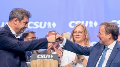 Bild: Daniel Karmann/dpa
Armin Laschet (r), Unions-Kanzlerkandidat und CDU-Vorsitzender, steht nach seiner Rede beim Parteitag der CSU auf der Bühne neben Markus Söder, CSU-Parteivorsitzender und Ministerpräsident von Bayern.