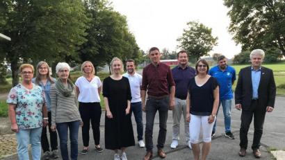 Bild: Eichl
Alexander Meier (Fünfter von rechts) führt zusammen mit Sabrina Lacher (Dritte von rechts) den SPD-Ortsverein Floß. Neu im jungen Vorstandsteam ist auch Kassiererin Stefanie Lindner (Fünfte von links). Eli Dreßler (Dritte von links) gab nach 14 Jahren den Vorsitz ab.