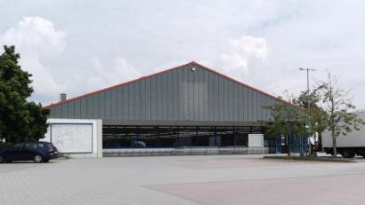 Bild: Portner
In die seit zwei Jahren leerstehende Lidl-Halle zieht ein Getränkemarkt ein. Vor der geplanten Eröffnung Mitte Oktober müssen noch die Handwerker ran.