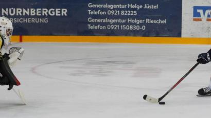 Bild: Peter Kolb
Dennis Palka (rechts) trifft zum 4:1-Anschlusstreffer und läutete damit die Aufholjagd der Blue Devils beim 5:4-Sieg gegen die Bayreuth Tigers ein.