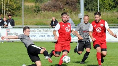Bild: heh
Die Konnersreuther Oliver Schicker (Zweiter von links)) und Henrik Lang (rechts) im Zweikampf mit dem Selber Julian Künzel (links). Der TSV siegte mit 1:0.