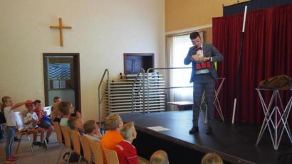 Bild: wmi
Magier Marius Koslowski ist längst eine Lokalberühmtheit und versteht es doch immer wieder aufs Neue, Kinder aber auch Erwachsene zu begeistern – so auch beim diesjährigen "Dahamsam"-Festival.