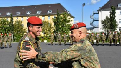 Bild: Alexander Hecht/exb
Der alte "Spieß" Oberstabsfeldwebel Rene Niemann (rechts) gratuliert dem neuen Stabsfeldwebel Günther Schneeberger nach Übergabe der "gelben Schnur" zur Amtsübernahme.