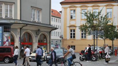 Bild: gsp
Hier am Übergang von der Rathausstraße zur Bahnhofstraße fordern die Freien Wähler einen Fußgängerüberweg.