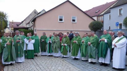 Archivbild: mng
Der Apostolische Nuntius in Deutschland, Erzbischof Monsignore Dr. Nikola Eterović (links), war Hauptzelebrant in Konzelebration mit 15 weiteren Geistlichen vor sechs Jahren. Nach der Heiligen Messe ging es zur Erinnerungsstele am Erzbischof-Schwemmer-Platz.