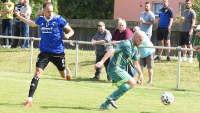 Archivbild: gb
Es hatte so gut angefangen: Thomas Wildenauer (rechts) brachte den SV Mitterteich beim ASV Vach mit 1:0 in Führung. Am Ende zogen die Stiftländer aber mit 1:2 den Kürzeren und stehen nun am Tabellenende der Landesliga Nordost.