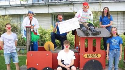 Bild: Michael Reindl/exb
Lachen ist ihr Metier: (von links) Florian Lang, „Dr. Trudi Eierfleck“, Heiner Balk, „Rosa Socke“, Elisabeth Lang, Miriam Stahl und (sitzend) Simon Weisheit.