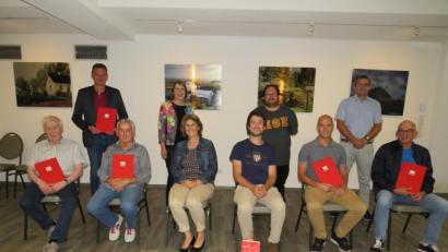 Bild: adj
Jubilare und die neu gewählte Vorstandschaft der SPD Altenstadt: Konrad Merk, Hans Simon, Elfie Gierlinger, Vorsitzender Christian Reichl, Jens Simon, Roland Obermeier (Vorne sitzend von lInks), Bürgermeister Ernst Schicketanz, Mdl Annette Karl, Nicolas Arnold, Christian Schramek(stehend von links)