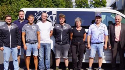 Bild: bkr
Drei Jahre, ein Jahr mehr als bisher, leitet die neu gewählte Führungsmannschaft den "DC Black Pub": (von links) Wolfgang Schmid, Tobias Hänfling, Christian Moller, Michael Kastner, Florian Moller, Margit Moller, Thomas Moller und Bürgermeister Günter Kopp.