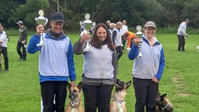 Bild: Hundesportverein Hirschau/exb
In der Mitte die Erstplatzierte und damit Bayerische Meisterin Barbara Ritecz, von den HF Weiden, mit ihrem Hund "Attila von der Klassikerstadt"; links mit dem 2. Platz und damit Bayerischer Vizemeister Franz Blasinger, vom SGV Kempten-Nord mit seiner Hündin "Elly vom Clan der Wölfe"; rechts mit dem 3. Platz Kerstin Bollig, vom HSV Gröbenzell, mit Hündin "Aica von Paccharun".
