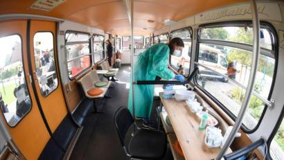 Bild: Roberto Pfeil
Eine medizisch-technische Assistentin bereitet in einem stillgelegten Schwebebahnwagen in Wuppertal Corona-Impfungen vor. Eine bundesweite Impfaktionswoche soll neue Fortschritte bringen. Foto: Roberto Pfeil/dpa