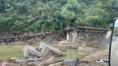Bild: Sebastian Schötz/ BRK Sulzbach-Rosenberg/exb
Nur noch Schutt und Geröll und eine kaputte Infrastruktur: Das Ausmaß der Zerstörung durch gigantische Wassermassen im Ahrtal haben die dort eingesetzten Kräfte des BRK-Kreisverbands Amberg-Sulzbach hautnah erlebt.