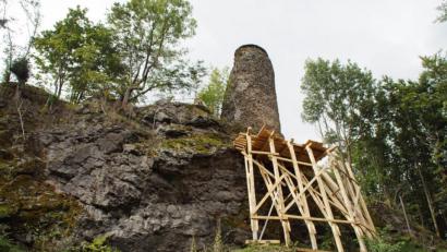 Archivbild: mmj
Seit vier Jahren ist das Holzgerüst an der Burgruine Reichenstein der Witterung ausgesetzt. Die Arbeiten an Stadlerns Wahrzeichen sollen bald zügig abgeschlossen werden.