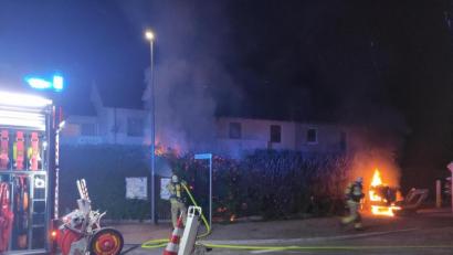 Bild: Holger Roidl/FFW Schwandorf
Die Freiwillige Feuerwehr Schwandorf ist mit 16 Mann ausgerückt, um das Feuer zu löschen.
