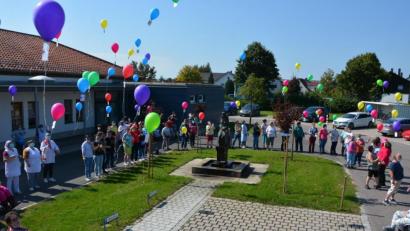 Bild: jr
In den weißblauen Himmel stiegen die bunten Luftballons der Mitarbeiterinnen der KJF-Werkstätten Mitterteich.