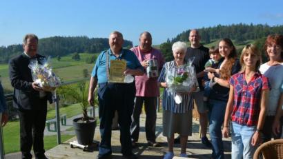 Bild: jr
Geschenke und Dankesworte gab es jetzt für die Familie Grünberg aus Spandau, die seit 25 Jahren regelmäßig in Großbüchlberg ihren Urlaub verbringt. Über diese Treue freuten sich die Vermieterfamilie mit (von rechts) Konrad, Beate und Ramona Lang sowie (von links) Gabi Bleistein von der Touristinfo und Zweiter Bürgermeister Johann Brandl.